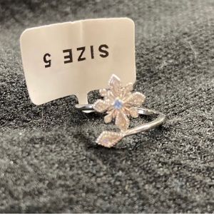 🌟 ❄️ Snowflake ring size 5.NWT